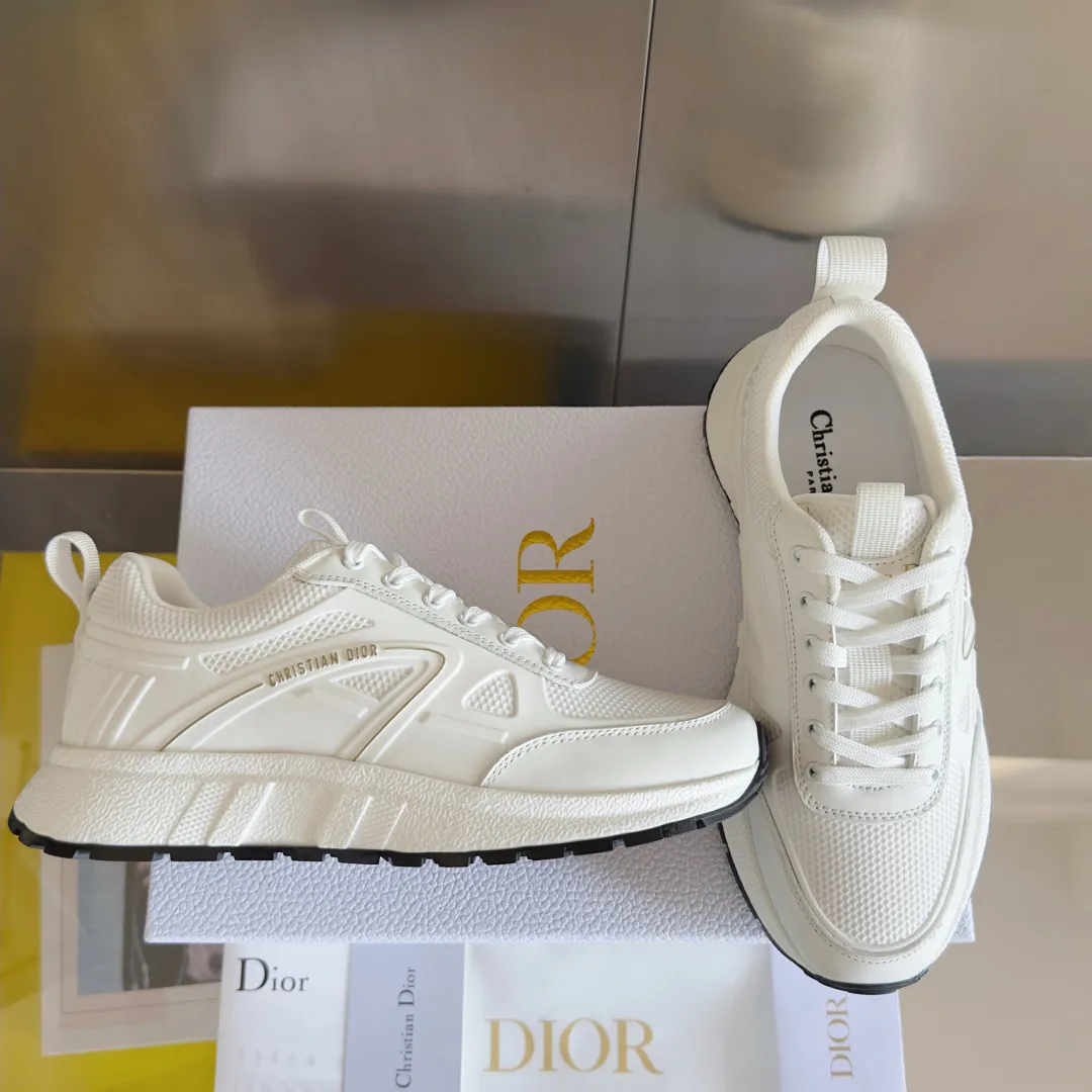 [Dior Dior] P: 640💰Couple model Size: Female: 35-40 (customized at 41), male 39-44. (customized at 45) 2025 Dior Dior autumn and winter new couple model, thick-soled casual sports shoes, originally purchased and developed to reinterpret the sports style with an elegant and fashionable shape. The upper is crafted from white mesh fabric and features the Christian Dior Paris signature on the laces and heel. The exquisite two-color sole is light and soft, which can add a high-end temperament to all kinds of casual looks. The delivery counter is exquisitely packaged🛍📦 ▪️Material: Original custom imported first-layer cowhide ▪️Inner lining: Imported soft sheepskin lining ▪️Sole: Original open-molded anti-slip rubber material ▪️Sole thickness: 4CM